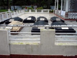 Lalon Mazar by Saef, Source - Taken by Saef Ullah, This file is licensed under the Creative Commons Attribution-Share Alike 3.0 Unported license.