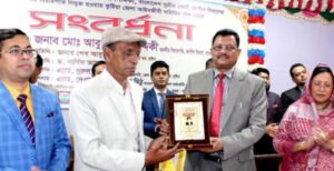 কুষ্টিয়া আইনজীবী সমিতির পক্ষ থেকে বিচারপতি আবু জাফর সিদ্দিকীকে সংবর্ধনা প্রদান