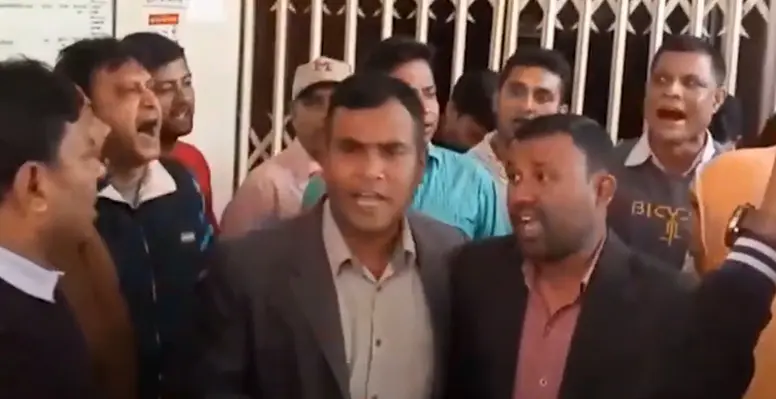 ইবি উপাচার্যের কার্যালয়ে ফের তালা, পুলিশ মোতায়েন