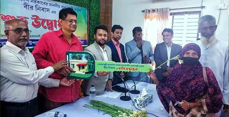 কুমারখালীতে ৩৪ টি বীর নিবাসের চাবি হস্তান্তর