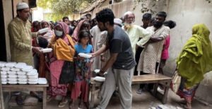 কুষ্টিয়ায় আলহাজ্ব ওয়ালিউল বারী চৌধুরী কল্যাণ ট্রাষ্টের উদ্যোগে অসহায়দের মাঝে দুপুরের খাবার বিতরণ