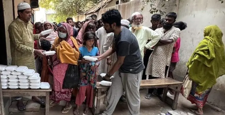 কুষ্টিয়ায় আলহাজ্ব ওয়ালিউল বারী চৌধুরী কল্যাণ ট্রাষ্টের উদ্যোগে অসহায়দের মাঝে দুপুরের খাবার বিতরণ 4 কুষ্টিয়ায় আলহাজ্ব ওয়ালিউল বারী চৌধুরী কল্যাণ ট্রাষ্টের উদ্যোগে অসহায়দের মাঝে দুপুরের খাবার বিতরণ কুষ্টিয়ায় আলহাজ্ব ওয়ালিউল বারী চৌধুরী কল্যাণ ট্রাষ্টের উদ্যোগে অসহায়দের মাঝে দুপুরের খাবার বিতরণ