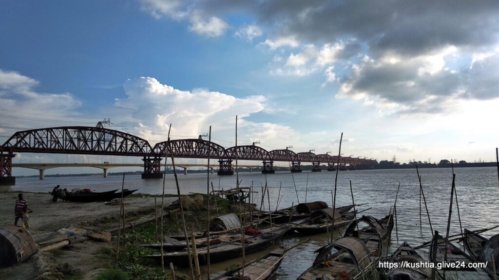 কুষ্টিয়া জেলার নদ নদী - পদ্মা নদীর উপর দিয়ে হার্ডিঞ্জ ব্রিজ