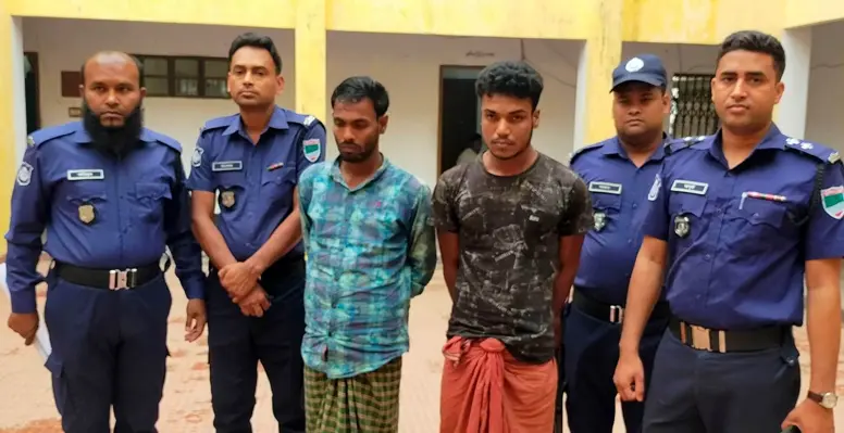 হকার ছদ্মবেশে দুই ডাকাতকে ধরলেন কুমারখালী থানা পুলিশ