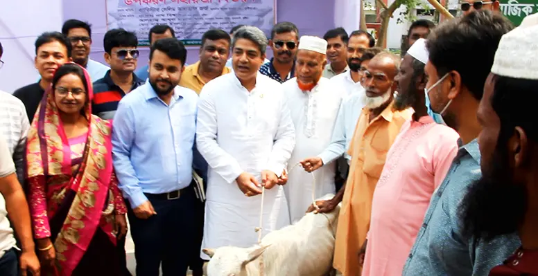 কুমারখালীতে ইলিশ সম্পদ উন্নয়ন ও ব্যবস্থাপনা প্রকল্পের গবাদি পশু বিতরণ