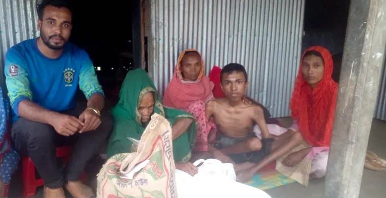 খোকসায় আর্ন এন্ড লিভের উদ্যোগে প্রতিবন্ধী পরিবারের মাঝে খাদ্য সহায়তা প্রদান