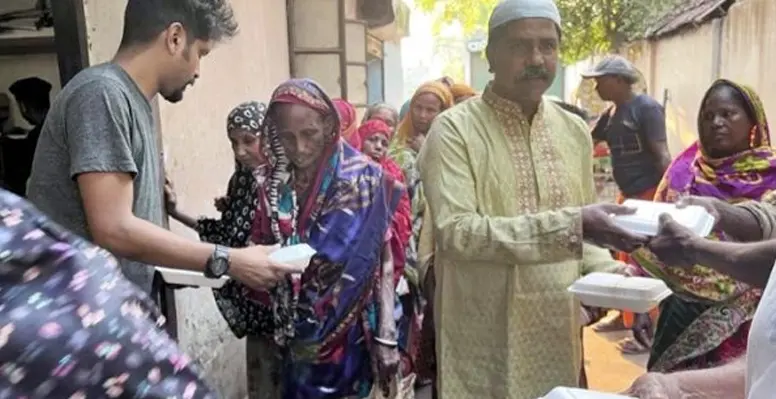 কুষ্টিয়ায় আলহাজ্ব ওয়ালিউল বারী চৌধুরী কল্যাণ ট্রাষ্টের খাবার বিতরণ