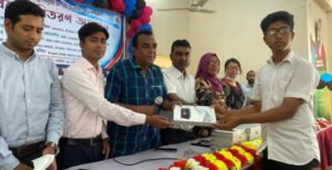 মিরপুরে মেধাবী শিক্ষার্থীদের মাঝে প্রধানমন্ত্রীর উপহারের ট্যাব বিতরণ