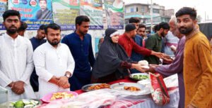 কুষ্টিয়ায় স্বাধীনতা দিবসে পথচারী ও দুস্থদের মাঝে ইফতার বিতরণ