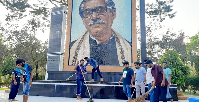 মৃত্যুঞ্জয়ী মুজিব ম্যুরাল পরিষ্কার করলো ইবি ছাত্রলীগ