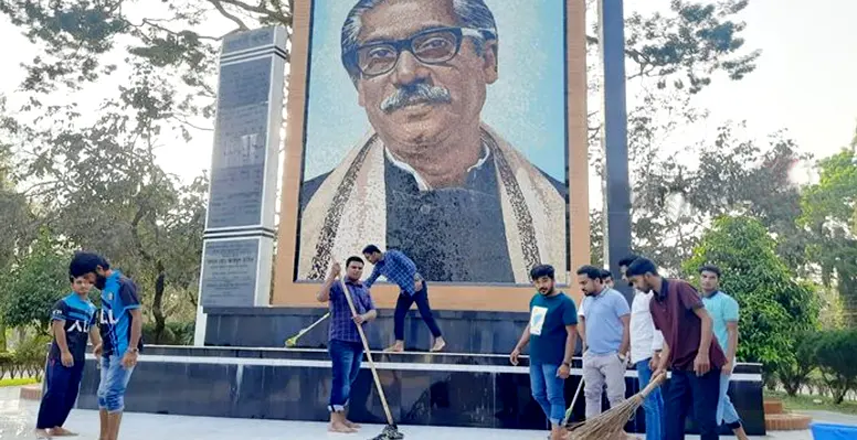 মৃত্যুঞ্জয়ী মুজিব ম্যুরাল পরিষ্কার করলো ইবি ছাত্রলীগ