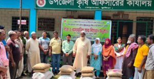 ভেড়ামারায় চাষিদের মাঝে বিনামূল্যে সার ও বীজ বিতর