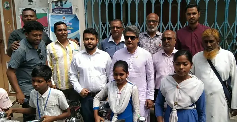 কুমারখালীতে শিক্ষার্থী পেল সাইকেল, শিক্ষা প্রতিষ্ঠান পেলো বেঞ্চ