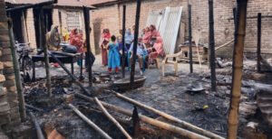দৌলতপুরে আগ্নিকাণ্ডে নিঃস্ব এক পরিবার 