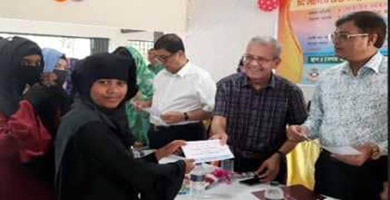 কুষ্টিয়ায় বেগম হামিদা সিদ্দিক স্কুল অ্যান্ড কলেজে শিক্ষা বৃত্তি প্রদান