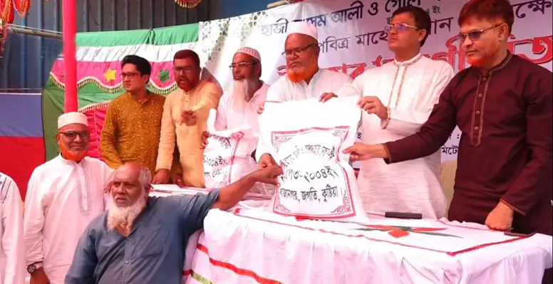 কুষ্টিয়ায় গরীব ও দুস্থ অসহায় মানুষের মাঝে ইফতার সামগ্রী বিতরণ