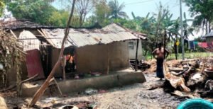 মিরপুরে ভয়াবহ অগ্নিকান্ডে সর্বস্বান্ত দুটি পরিবার