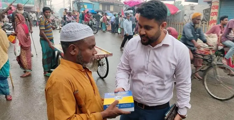 ইফতার নিয়ে পথেঘাটে কুমারখালীর ইউএনও বিতান