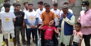 কুষ্টিয়াতে আর্ন এন্ড লিভের উদ্যোগে হুইল চেয়ার বিতরণ