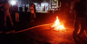 ইবির দুই শিক্ষার্থীর ওপর হামলা, আগুন জ্বালিয়ে মহাসড়ক অবরোধ