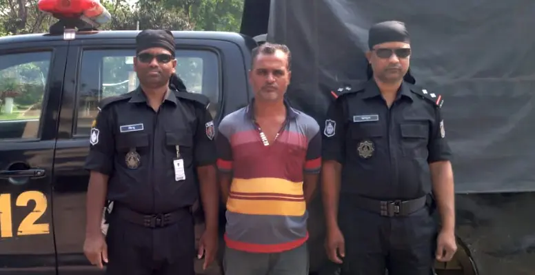 কুষ্টিয়ায় র‌্যাবের অভিযানে চোলাই মদ সহ বাবুল মন্ডল গ্রেফতার