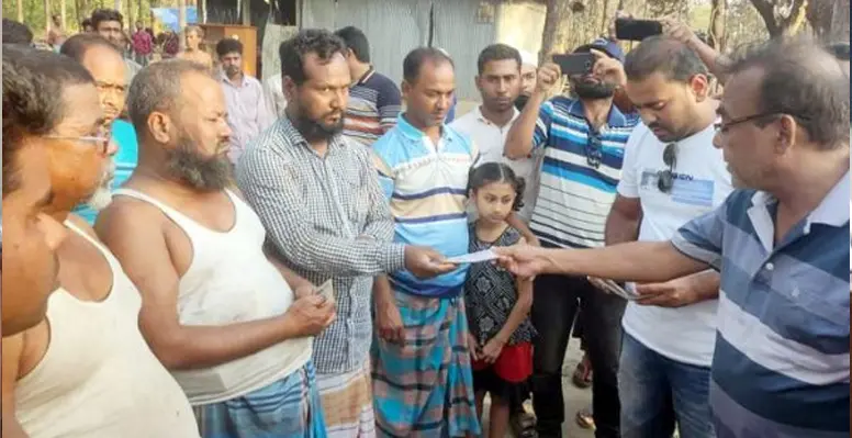 মিরপুরে অগ্নিকান্ডে ক্ষতিগ্রস্ত পরিবারকে অর্থ সহায়তা দিলেন উপজেলা চেয়ারম্যান