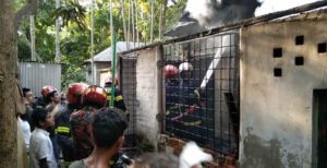 কুমারখালীতে আগুনে পুড়ে ভস্মিভূত তিনটি ঘর