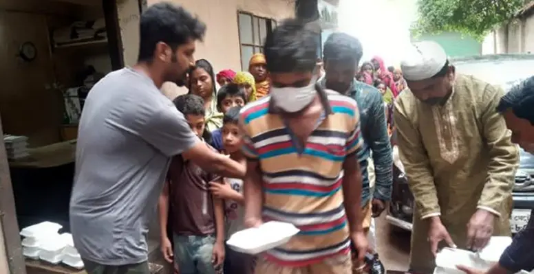 কুষ্টিয়ায় আলহাজ্ব ওয়ালিউল বারী চৌধুরী কল্যাণ ট্রাষ্টের খাবার বিতরণ