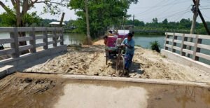 সেতু করেই লাপাত্তা ঠিকাদার, সড়কে ভোগান্তি