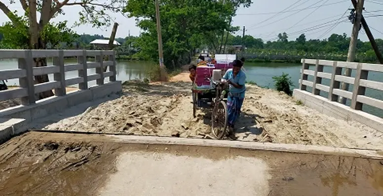 সেতু করেই লাপাত্তা ঠিকাদার, সড়কে ভোগান্তি