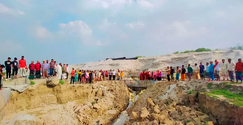 মিরপুর মির্জানগরে নদী ভাঙ্গন রোধে ব্যবস্থা নিতে স্থানীয়দের মানববন্ধন