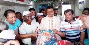 ঈদের আনন্দ ভাগাভাগি করতে ১৬নং ওয়ার্ডে বস্ত্র বিতরণ