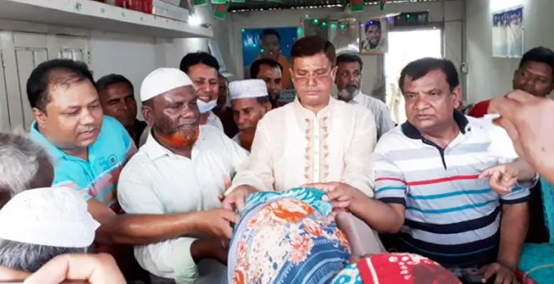 ঈদের আনন্দ ভাগাভাগি করতে ১৬নং ওয়ার্ডে বস্ত্র বিতরণ