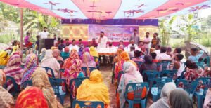 দৌলতপুরে একটু পাশে দাঁড়াই সংগঠনের উদ্যোগে ঈদ উপহার বিতরণ