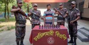 দৌলতপুর সীমান্তে ৪০ বোতল ফেনসিডিলসহ মাদক পাচারকারী আটক