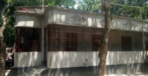 পল্লী চিকিৎসকের বাড়িতে হামলা ও প্রাণনাশের হুমকি