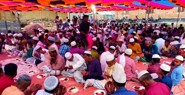 কুমারখালীর সেই ধ্বংস্তূপ পরিবারের ৪০০ জনের মাঝে ইফতার-খাবার প্রদান