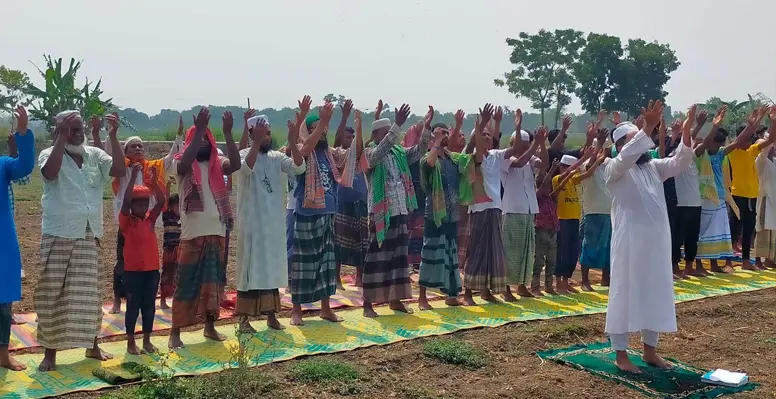 কুমারখালীতে বৃষ্টির জন্য খোলামাঠে ‘ইস্তিসকার’ নামাজ আদায়