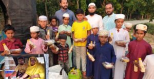 কুষ্টিয়ায় প্রতিদিন রোজাদারদের বিনামূল্যে ইফতার দিচ্ছে নারী বাতায়ন