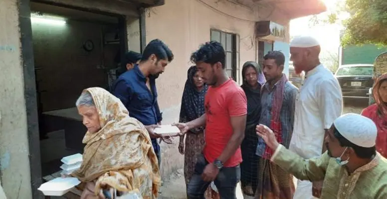 কুষ্টিয়ায় আলহাজ্ব ওয়ালিউল বারী চৌধুরী কল্যাণ ট্রাষ্টের খাবার বিতরণ