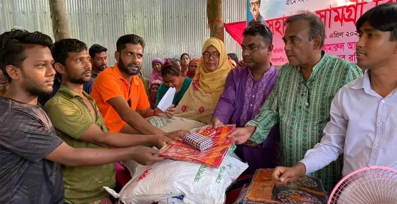 মিরপুরে আগুন লেগে ক্ষতিগ্রস্থদের মাঝে সহায়তা সামগ্রী বিতরন