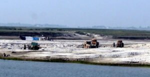 দৌলতপুরে পদ্মা নদী থেকে অবৈধভাবে বালু উত্তোলন