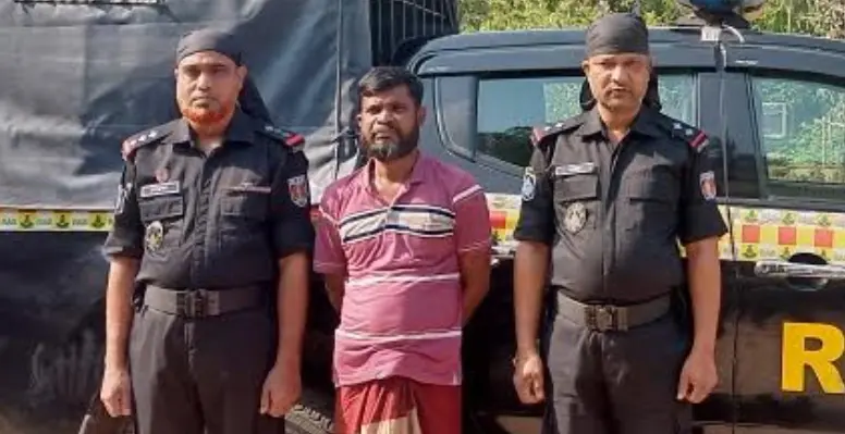 কুষ্টিয়ায় র‌্যাবের অভিযানে ৪০ বোতল ফেনসিডিল সহ মাদক ব্যবসায়ী গ্রেফতার