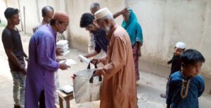 কুষ্টিয়ায় আলহাজ্ব ওয়ালিউল বারী চৌধুরী কল্যাণ ট্রাষ্টের খাবার বিতরণ