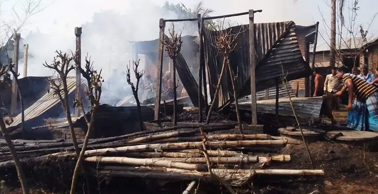 দৌলতপুরে আগুনে পুড়লো গবাদি পশুসহ বসতবাড়ি,বাবা মেয়ে দগ্ধ!