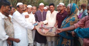 মিরপুরে পানের বরজে অগ্নিকান্ডে ক্ষতিগ্রস্থদের সহযোগিতা প্রদান করলেন ইনু