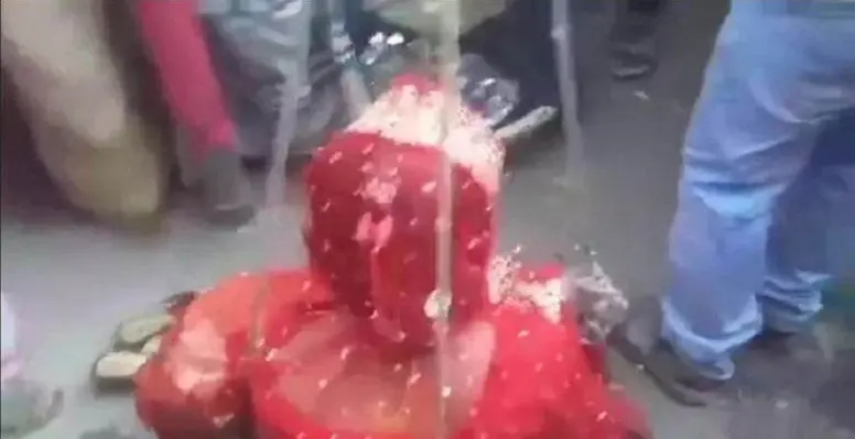 দৌলতপুরে কনের ওজনের সমান টাকার কয়েন 'যৌতুক' দিয়ে বিয়ে