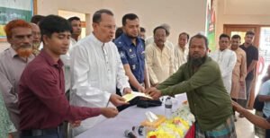 মিরপুরে অগ্নিকাণ্ডে ক্ষতিগ্রস্ত পরিবারের এমপির সহায়তা প্রদান