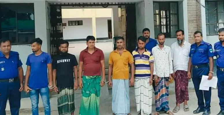 Fay 1 25 5 2023 কুমারখালী থেকে জুয়া খেলার সরঞ্জাম সহ ৭ জুয়াড়ি আটক