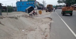 খোকসায় মহাসড়ক দখল করে বালু ব্যবসা: প্রশাসন নিরব!